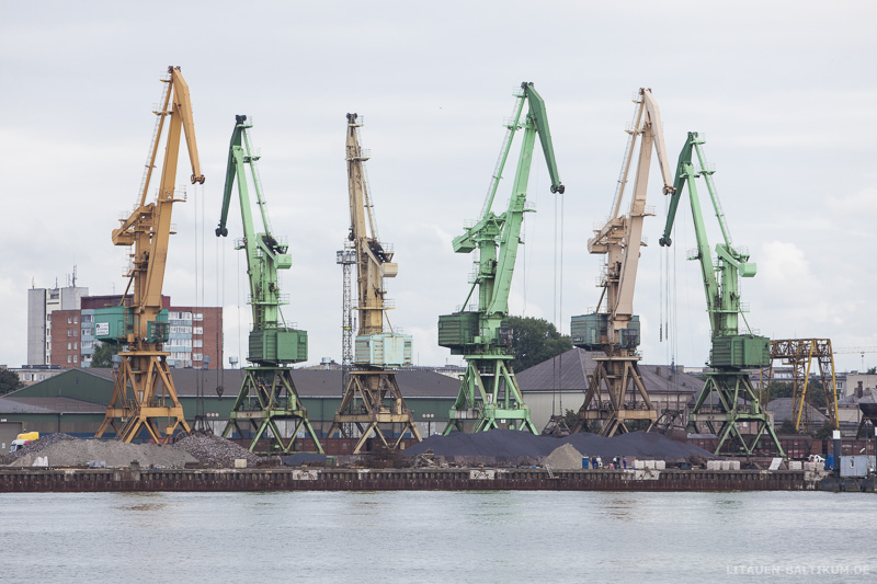 Kräne im Hafen von Klaipeda