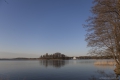 Blick über den See auf das Užutrakis-Anwesen